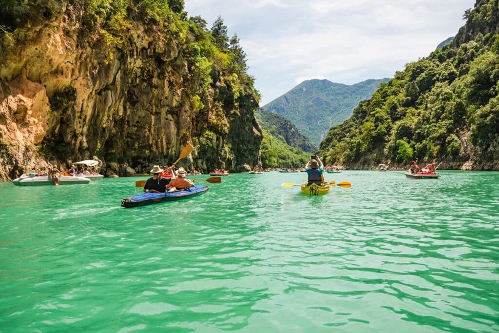 kayakistes sur le lac de Sainte-Croix