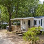 mobilhome dans un emplacement de camoing ombragé