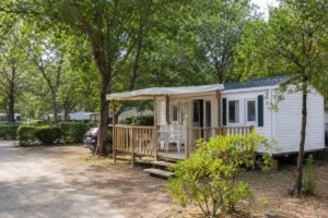mobilhome dans un emplacement de camoing ombragé