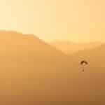 parapentiste au-dessus des montagnes de Saint-Hilaire-du-Touvet