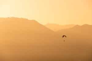 parapentiste au-dessus des montagnes de Saint-Hilaire-du-Touvet