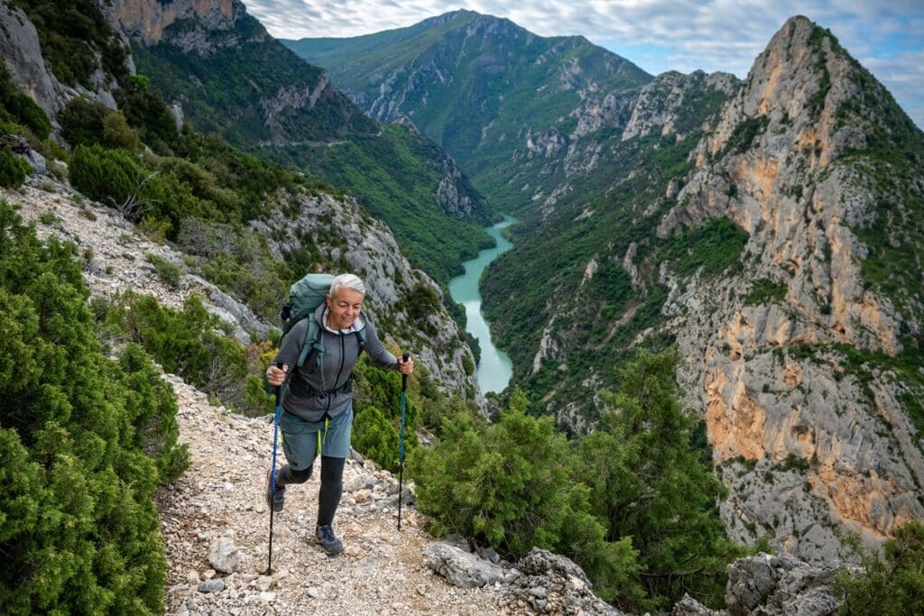 femme qui randonne au-dessus des gorges du verdon