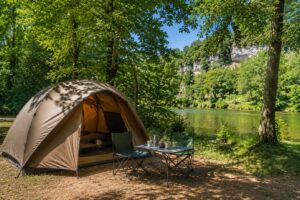 toile de tente dans un camping nature en dordogne