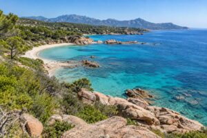 Baie corse entre mer et maquis