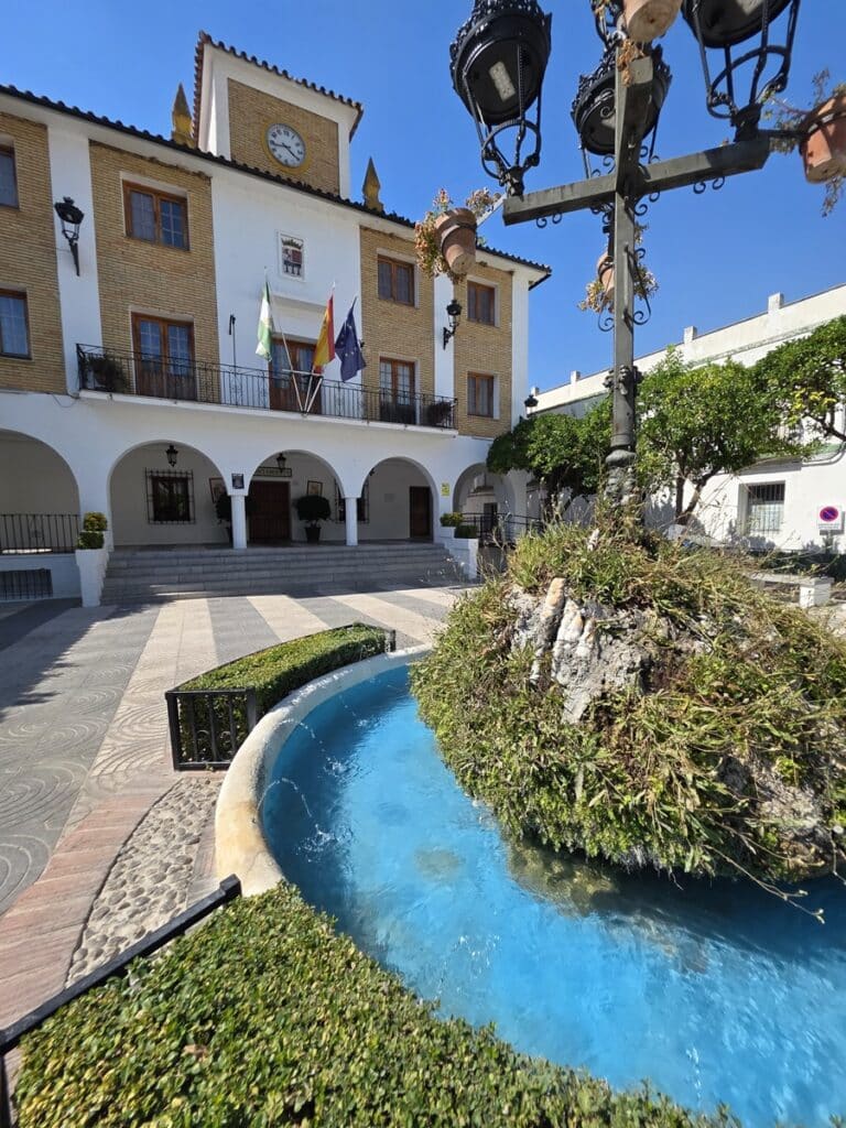 mairie sur la Plaza de la Constitución à El Bosque