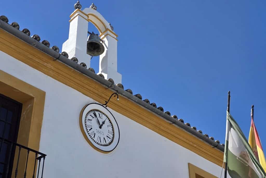 petit clocher sur le toit de la mairie d'Algar