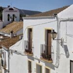 maisons et clocher dans le village d'Algar