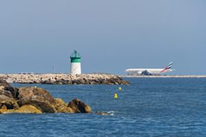 avion à l'aéroport de Nice avec la mer devant