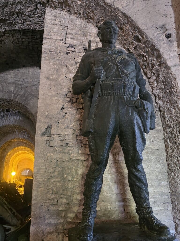 grande statue dans le château de Gjirokastër