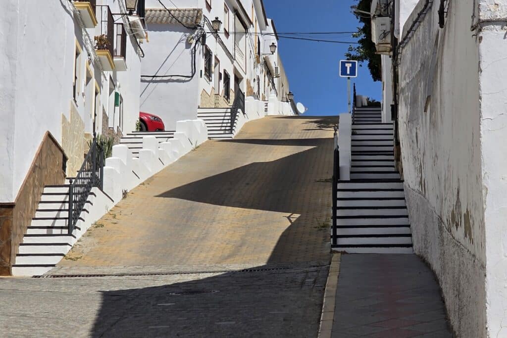rue super pentue dans le village d'Algar