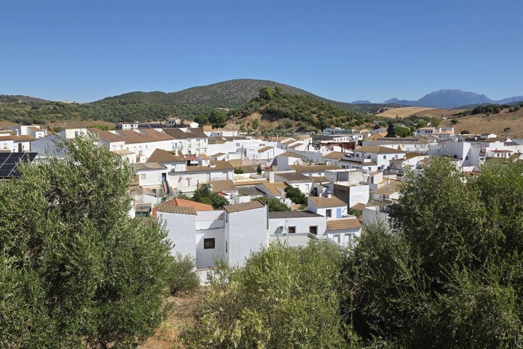 mirador Paisajístico avec vue sur la nouvelle ville d'Algar