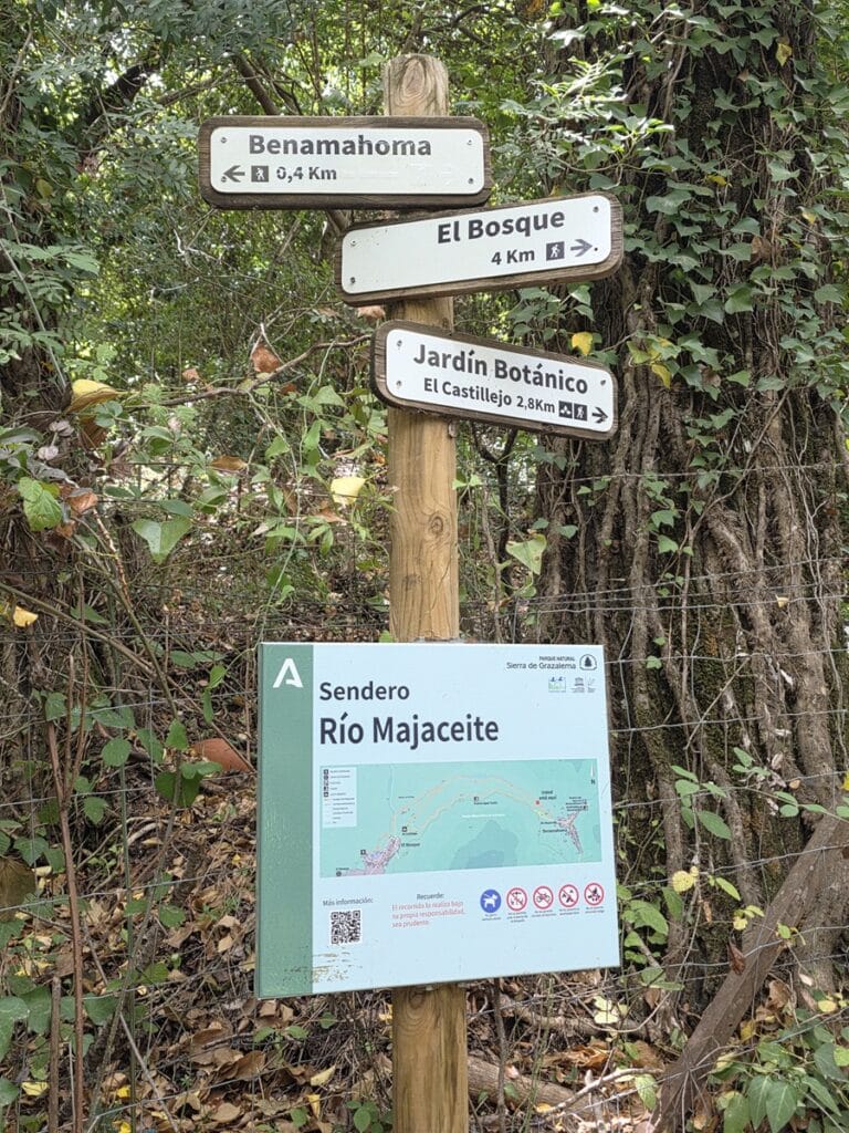 panneaux sur le sentier avec directions