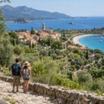 voyageurs entre village, oliviers et mer