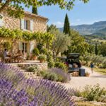 Maison provençale parmi les lavandes