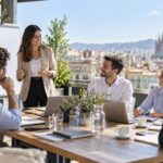 Réunion collaborative sur la terrasse en ville en Espagne