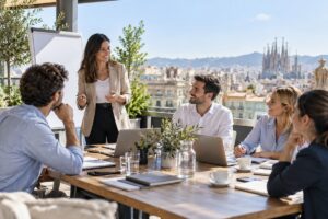 Réunion collaborative sur la terrasse en ville en Espagne