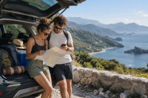 Un couple improvise son itinéraire face à un superbe paysage côtier