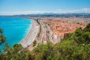 Vue panoramique sur le bord de mer de Nice
