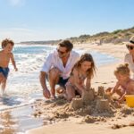 famille faisant un château de sable sur une plage vendéenne