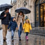 famille sous la pluie avec des parapluies en Belgique