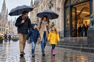 famille sous la pluie avec des parapluies en Belgique