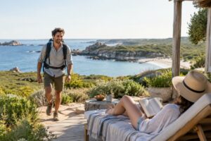 homme qui randonne et femme qui se repose au bord de la côte