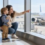 mère et jeune enfant regardant les avions sur le tarmac