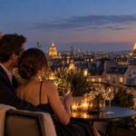 repas en amoureux sur une terrasse avec vue sur la tour Eiffel illuminée