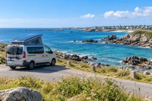 van aménagé garé en bord de côte en Bretagne nord